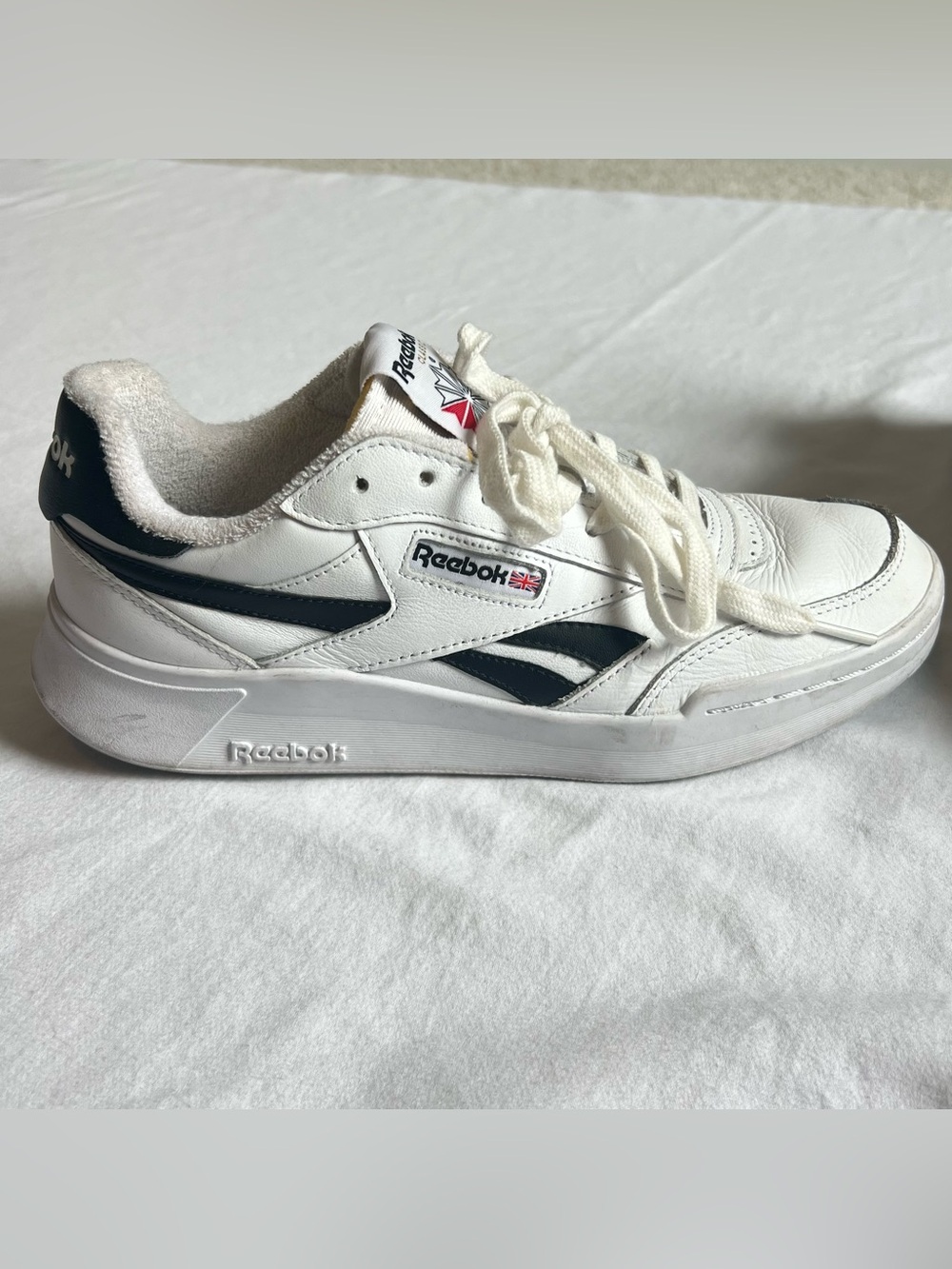 Reebok Club C Sneaker White/black stripes Women size 8.5 Men size 7 (eu 39)